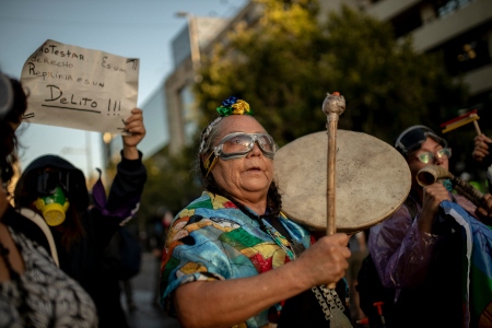 Mapucheledaren Juanita Millal demonstrerar i Santiago de Chile.