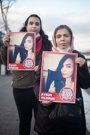  AYSUN YILDRIM. 2018 blev Hüsnniyes Yildirms dotter (bilden) knuffad ut från ett fönster. Ännu vet man inte vem som gjorde det: ”Varje gång jag besöker hennes grav berättar jag för henne att jag kämpar för hennes rättigheter. 