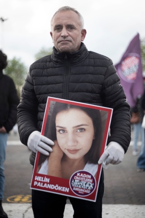  HELIN PALANDÖKEN. Nihats 17-åriga dotter (bilden) hade avvisat en man. En dag kom han till hennes gymnasium och sköt henne. 