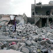 Sedan 2015 har flyg från Saudiarabien och Förenade Arabemiraten bombat i Jemen. Här ett bombat bostadsområde i huvudstaden 2015 där omkring 100 hus förstördes.