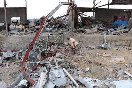  14 personer dödades när den Saudiledda koalitionen den 30 augusti 2015 bombade denna fabrik för vattenflaskor i Abs i Hajja.