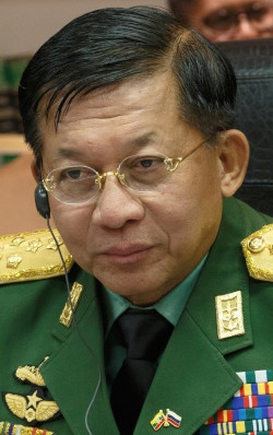 Min Aung Hlaing är chef för Tatmadaw, de väpnade styrkorna i Myanmar, och leder militärjuntan som nu styr Myanmar. 