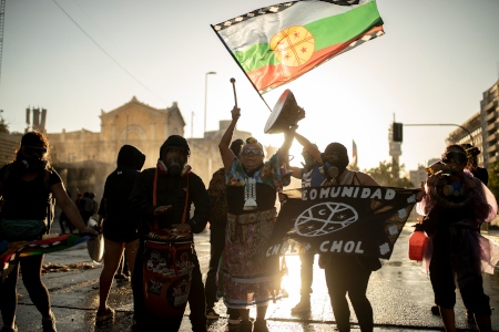 Juanita Millal (i mitten) säger att hon demonstrerar för mapuche-folkets rättigheter.
