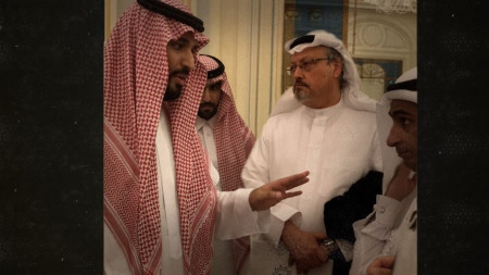 Kronprins Mohammed bin Salman och journalisten Jamal Khashoggi (i vitt). Kronprinsen har utpekats som ansvarig för mordet den 2 oktober 2018.