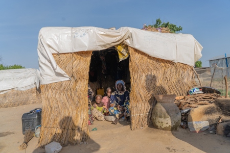 Läger för internflyktingar i delstaten Borno i nordöstra Nigeria i november 2020. Falmata med två av sina barnbarn.