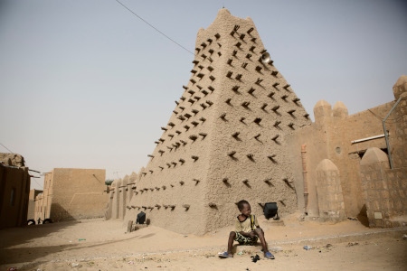 Sankore moskéen har en stor del i Timbuktu rika historia, från 1300-talet och hundratals år framåt var staden ett intellektuellt center i islamiska Afrika. Fram till islamistgruppernas kidnappningar i början av 2000-talet var  turismen den viktigaste delen i stadens ekonomi. 
