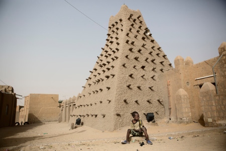 Sankore moskéen har en stor del i Timbuktu rika historia, från 1300-talet och hundratals år framåt var staden ett intellektuellt center i islamiska Afrika. Fram till islamistgruppernas kidnappningar i början av 2000-talet var turismen den viktigaste delen i stadens ekonomi.