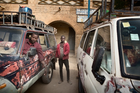 Chaufförerna Gibril Maiga och Joseph Sangare parkerar bilen på marknaden i Timbuktu. Varje dag kör han den riskfyllda vägen till Mopti i söder och varje gång utsätter de sig för risken att bli attackerade av beväpnade banditer.