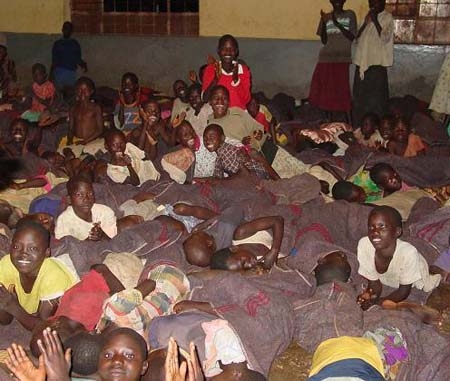 Barn som vandrat in för att söka skydd från kidnappningar. Det beräknades att omkring 40 000 barn varje natt sökte skydd i städer som Gulu.
