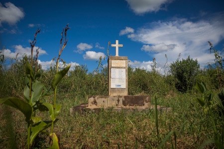 Minnesmärket i Lukodi där 45 människor dog och många blev sårade när LRA gick till attack mot ett flyktingläger i maj 2004. 