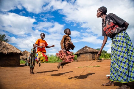 Vardagen är tillbaka i Lukodi. Den lilla byn i norra Uganda är en av många platser som blev hårt drabbat av kriget. Här ledde Dominic Ongwen en av sina attacker mot ett flyktingläger i 2004 då 45 personer dödades.