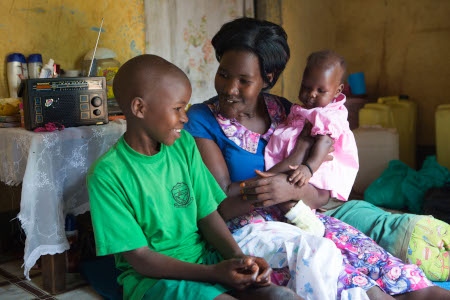 Nancy Abwot tillsammans med sin dotter och grannens bebis. Bilden är tagen i Nancys hem för ett par år sedan. Nancy Abwot blev kidnappad av LRA som sjuåring och tre år senare blev hon tvångsgift med Dominic Ongwen.