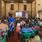 Cirka 200 personer samlades för att se rättegången mot Dominic Ongwen på storskärm i staden Gulu i norra Uganda. Sändningen från Internationella brottmålsdomstolen i Haag visades på tre offentliga platser i Gulu. De som inte hade möjlighet att åka till staden kunde följa sändningen via radio.