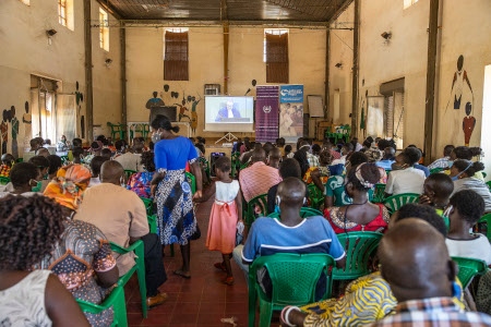 Cirka 200 personer samlades för att se rättegången mot Dominic Ongwen på storskärm i staden Gulu i norra Uganda. Sändningen från Internationella brottmålsdomstolen i Haag visades på tre offentliga platser i Gulu. De som inte hade möjlighet att åka till staden kunde följa sändningen via radio.