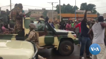 Många invånare i huvudstaden Bamako hälsade militärkuppen 18 augusti 2020 med glädje. 