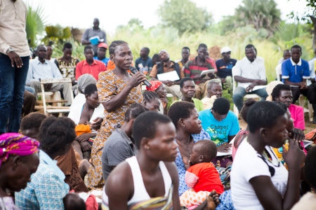 Ett hundratal offer sitter samlade på en öppen plats i Lukodi när representanter från ICC i Haag kommer för att berätta om rättegången mot Dominic Ongwen i 2017. Drygt 4 000 vittnen från norra Uganda har deltagit i processen.