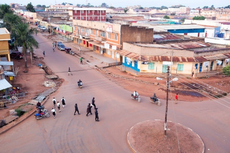 Vy från Gulu, norra Ugandas största stad. I år är det 15 år sedan freden kom till norra Uganda och livet har återgått till det normala. I dag är det många moderna vägar, nya skolor och satsningen på jordbruk som skapar optimism. Det är dock många som fortfarande lever med mentala problem.