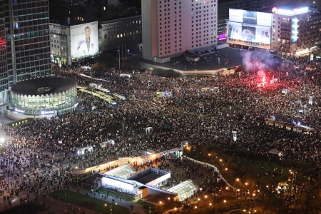  ”Marschen mot Warszawa” den 30 oktober 2020. Över 100 000 personer deltog i protest mot nya inskränkningar i aborträtten.