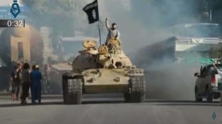 En stridsvagn från IS i Raqqa i norra Syrien 2014.