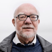 Klas Åmark är professor emeritus i historia vid Stockholms universitet. Han har bedrivit omfattande forskning om Sveriges hållning och ­position under andra världskriget. Åmark var samordnare för forsknings­programmet ”Sveriges förhållande till nazismen, Nazityskland och Förintelsen”.