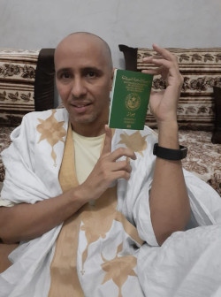 Mohamedou Ould Salahi satt i USA:s fångläger på militärbasen Guantánamo 2002-2016. Han frigavs och skickades till sitt ursprungsland Mauretanien där myndigheterna förvägrade honom ett pass. Efter påtryckningar från Amnesty International och andra fick han till sist ett pass i november 2019.