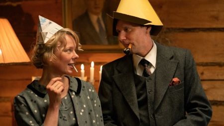 Alma Pöysti och Shanti Roney spelar Tove Jansson och Atos Wirtanen i filmen ”Tove”.