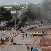 Malis huvudstad Bamako 10 juli 2020. Tusentals personer demonstrerade med krav på att president  Keïta skulle avgå. Här har demonstranter byggt barrikader på en gata i Bamako. Amnesty riktar skarp kritik i en ny rapport om säkerhetsstyrkornas användande av dödligt våld under protesterna förra året.