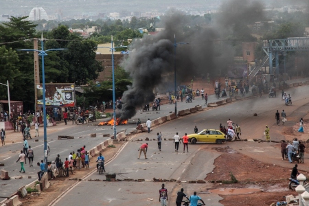 Malis huvudstad Bamako 10 juli 2020. Tusentals personer demonstrerade med krav på att president Keïta skulle avgå. Här har demonstranter byggt barrikader på en gata i Bamako. Amnesty riktar skarp kritik i en ny rapport om säkerhetsstyrkornas användande av dödligt våld under protesterna förra året.