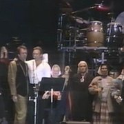  Peter Gabriel och Sting sjunger ”They dance alone” (Ellas danzan solas) tillsammans med mödrarna vid Plaza del Mayo vid Amnestys konsert i Buenos Aires 15 oktober 1988.