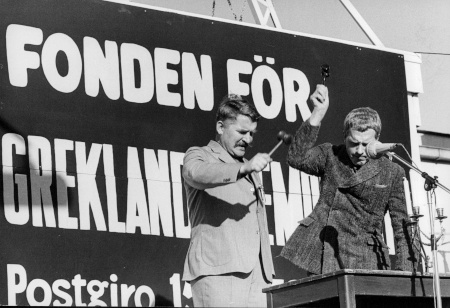Hans Alfredson och Tage Danielsson slår med klubborna 28 april 1968 på Gröna Lund i en auktion mot juntan i Grekland.