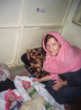 Mimansa Madheden med nyfödda i Pakistan. 