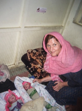 Mimansa Madheden med nyfödda i Pakistan.