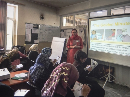 Mimansa Madheden håller utbildning på enheten i Dasht-e-Barchi, Kabul, Afghanistan.