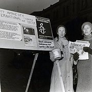  Ingeborg Muur och Tove Rognlien i en aktion mot tortyr i Oslo våren 1984.