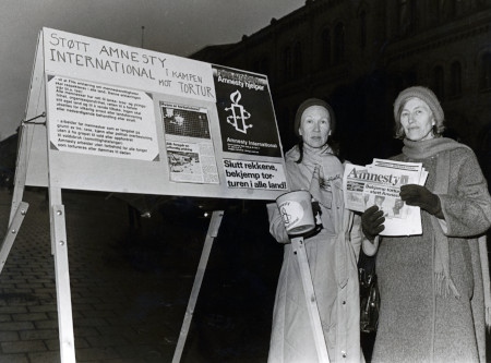 Ingeborg Muur och Tove Rognlien i en aktion mot tortyr i Oslo våren 1984.