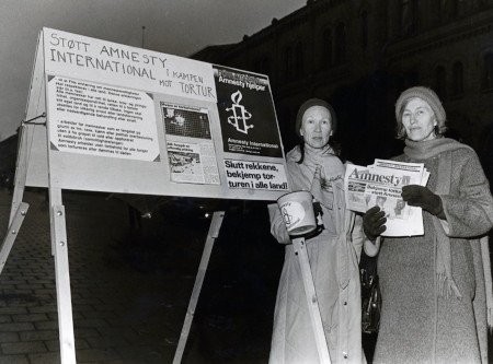  Ingeborg Muur och Tove Rognlien i en aktion mot tortyr i Oslo våren 1984.