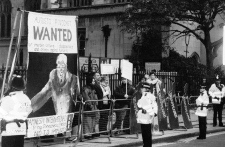Brittiska Amnesty demonstrerar i slutet av 1990-talet mot straffrihet och kräver att Chiles tidigare president Augusto Pinochet inte ska tillåtas åka tillbaka till Chile.