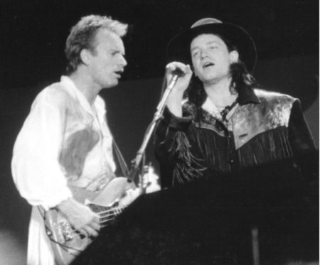 Sting och Bono sjunger Police-sången "Invisible Sun" på Amnestys konsertturné Conspiracy of Hope i East Rutherford, New Jersey, USA den 15 juni 1986.
