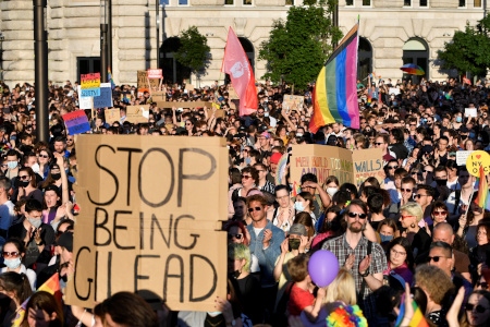 Den 14 juni 2021 samlades 10 000 demonstranter utanför parlamentet i Ungerns huvudstad Budapest för att protestera mot den nya lag som gör det förbjudet med sexualundervisning, filmer och reklam som ””främjar könsidentitetsmässiga avvikelser, könsbyte och homosexualitet ” för personer under 18 år.