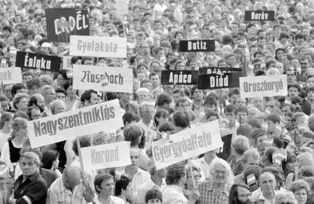 Protestmöte på Hjältarnas torg i Budapest den 27 juni 1988. Demonstranterna håller upp skyltar med namn på ungerska byar i Rumänien som de anser hotas av förstörelse i det program för landsbygden som Nicolae Ceaușescu, Rumäniens president, har inlett.
