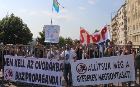 Prideparaden i Budapest möttes av ett mindre antal motdemonstranter.