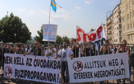 Prideparaden i Budapest möttes av ett mindre antal motdemonstranter. 