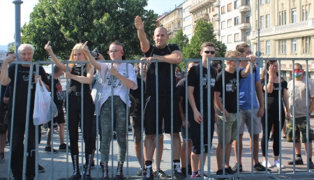 En liten grupp motdemonstranter visade sin avsky mot Prideparaden.