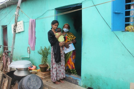 Mitali Padhi blev bortgift efter att hennes familj för andra gången på kort tid hade fått sin bostad förstörd av orkaner. På bilden står hon framför sina föräldrars nya hus och håller sin tre månader gamla son, bredvid sin mamma, Parvati Padhi.