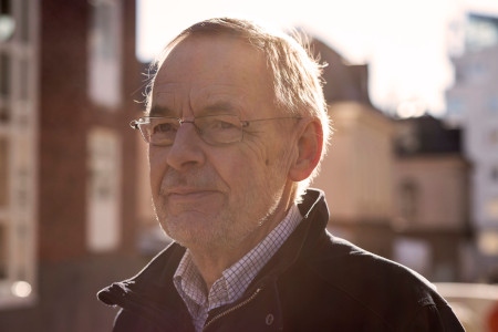 Kjell Östberg är seniorprofessor vid Samtidshistoriska institutet vid Södertörns högskola och har skrivit en rad böcker om demokratisering och sociala rörelser, till exempel standardverket om 1960-talsradikaliseringen; ”När allting var i rörelse”, och dubbelbiografin över Olof Palme.