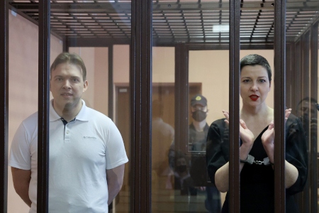 Den belarusiska oppositionspolitikern Maria Kalesnikava (till höger) dömdes den 6 september till elva års fängelse medan Maxim Znak fick tio års fängelse. De tillhör båda det Övergångsråd som oppositionen bildade efter presidentvalet 9 augusti 2020.
