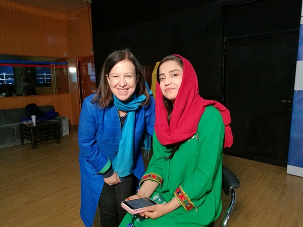  BBC:s Lyse Doucet möter Ogai Wardak på Zan TV i mars 2019.