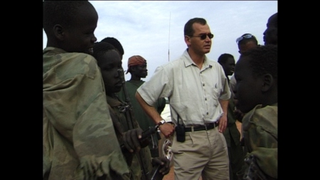 I Bengt G Nilssons film från 2001 syns Lundin Oils ordförande Ian Lundin omgiven av beväpnade barnsoldater. Enligt filmaren Bengt Nilsson tillhörde soldaterna milisledaren Paulino Matips styrkor.