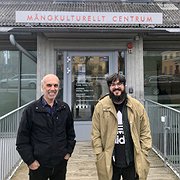 Mångkulturellt Centrums bibliotekarie Tal Lewinsky tillsammans med Khabat Nezamaldin, som är en av dem som bidragit med sin berättelse till insamlingsprojektet och utställningen "Vi är ju grannar" på Mångkulturellt Centrum i Fittja.
