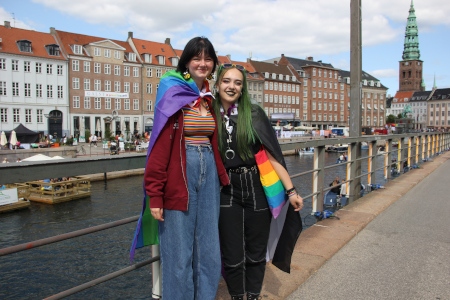 Ann-Sofie Madsen och Kaya Larsen går i sin första Prideparad som par. 